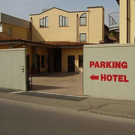 Отель Ovest 4*